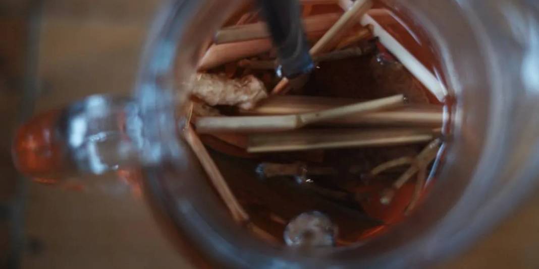 Doğal yağ yakıcı su tarifi! Zayıflamak hiç bu kadar kolay olmadı: Suya bir tutam eklemek yetiyor! 1